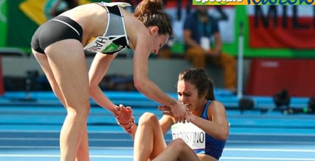 atleta_cade_aiuta_avversaria