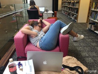 studentessa dorme photoshop1.jpg